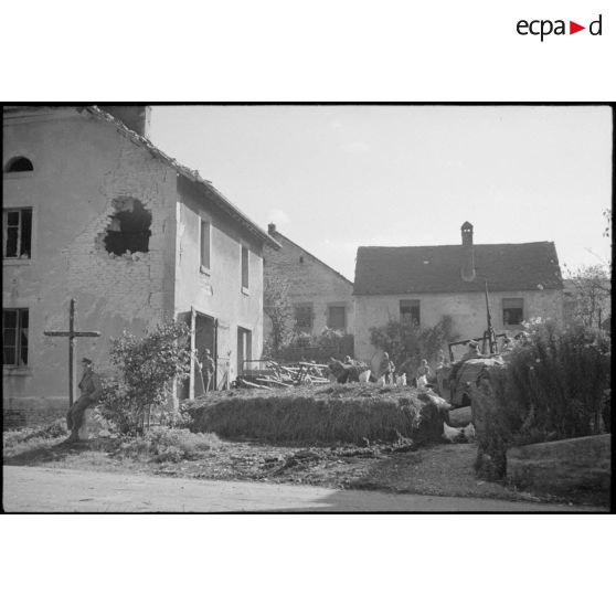 Les soldats, probablement de la 3e DIA, arrivent dans le village de Goux-lès-Dambelin non loin de Montbéliard début septembre 1944.