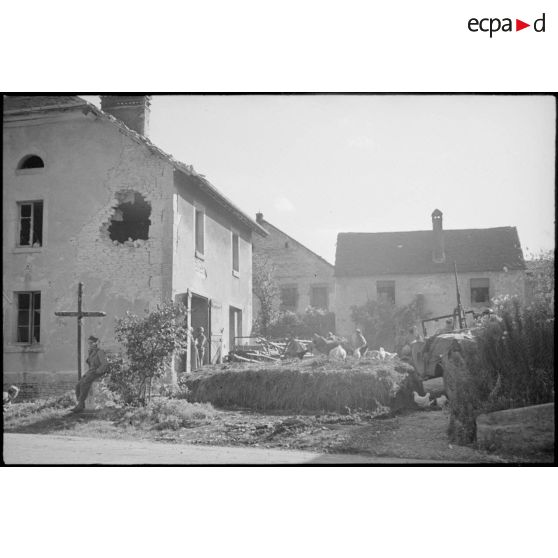 Les soldats, probablement de la 3e DIA, arrivent dans le village de Goux-lès-Dambelin non loin de Montbéliard début septembre 1944.