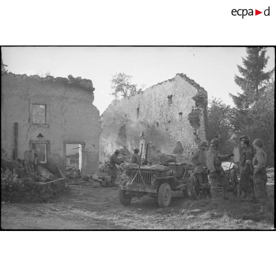 Des soldats, peut-être de la 3e DIA, arrivent dans le village de Goux-lès-Dambelin non loin de Montbéliard début septembre 1944.