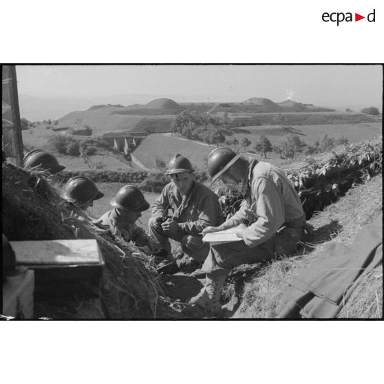 Des artilleurs de l'Armée B à leur poste d'observation non loin du fort du Lomont.