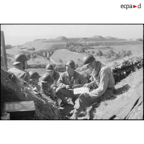 Des artilleurs de l'Armée B à leur poste d'observation non loin du fort du Lomont.
