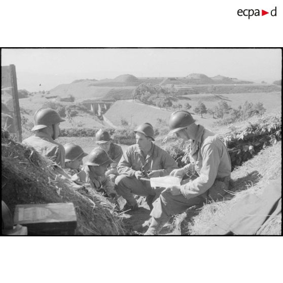 Des artilleurs de l'Armée B à leur poste d'observation non loin du fort du Lomont.