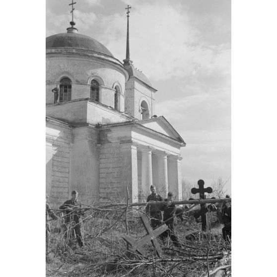 Travaux autour d'une église orthodoxe et de son cimetière.