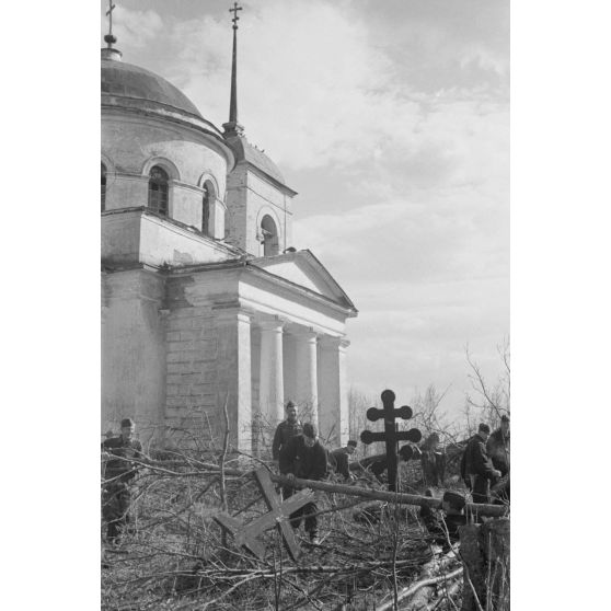 Travaux autour d'une église orthodoxe et de son cimetière.