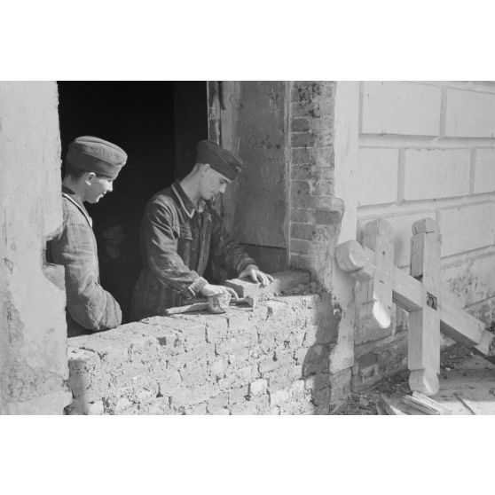 Aménagements et restauration d'un groupe d'isbas réquisitionné pour la Luftwaffe.