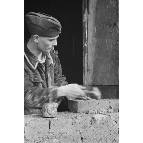 Aménagements et restauration d'un groupe d'isbas réquisitionné pour la Luftwaffe.