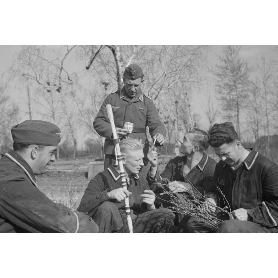 Des soldats de la Luftwaffe s'accordent une pause lors de la restauration d'une isba réquisitionnée.