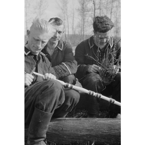 Des soldats de la Luftwaffe s'accordent une pause dans la restauration d'une maison réquisitionnée.