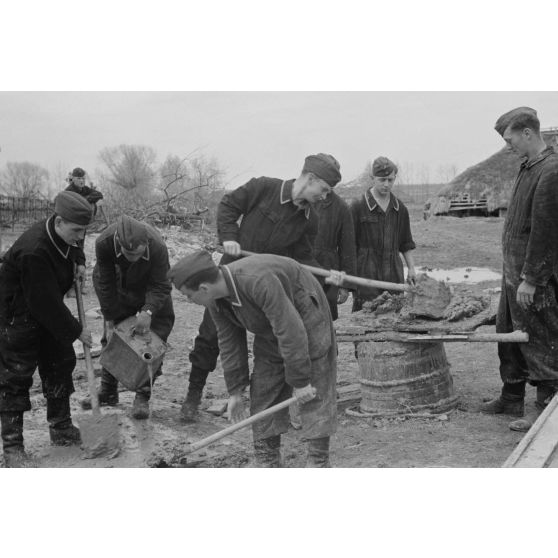 Aménagements et restauration d'un groupe d'isbas réquisitionné pour la Luftwaffe.