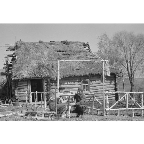 Aménagements et restauration d'un groupe d'isbas réquisitionné pour la Luftwaffe.