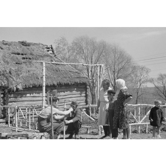 Réalisation d'une swastika dans du bois de bouleau pour la décoration d'une isba réquisitionnée par la Luftwaffe.