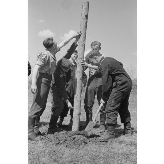 Aménagements et restauration d'un groupe d'isbas réquisitionné pour la Luftwaffe.