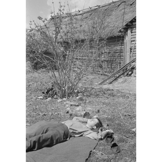 Des soldats de la Luftwaffe s'accordent une pause lors de la restauration d'une isba réquisitionnée.