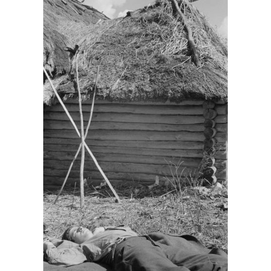Des soldats de la Luftwaffe s'accordent une pause lors de la restauration d'une isba réquisitionnée.