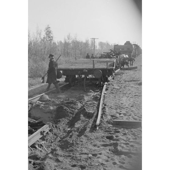 Rails sabotés par la résistance locale non loin de la gare de Chmelewo.