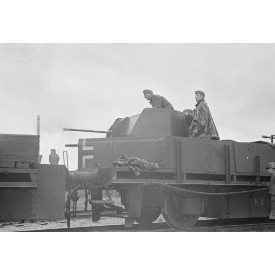 Un canon de DCA de 2 cm FlaK 38 (Flugabwehrkanone) installé sur un wagon.