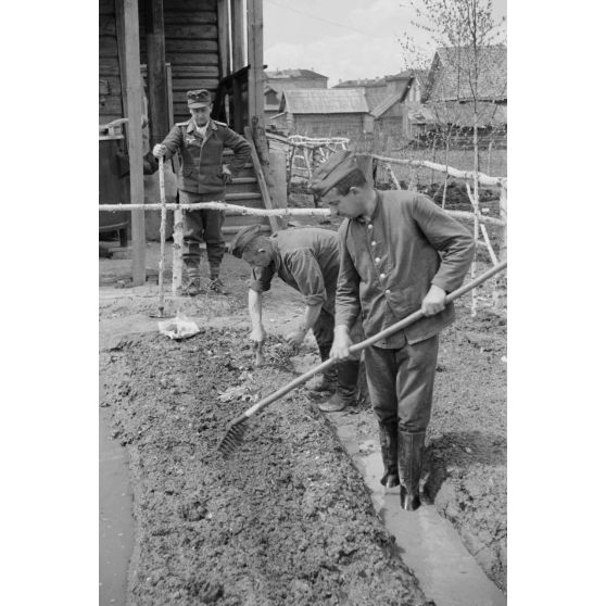 Un officier de la 1re compagnie de propagande de l'armée de l'air allemande  (Luftwaffe Kriegsberichter Kompanie 1, Lw.K.B.K.1) donne des consignes pour la culture du potager.