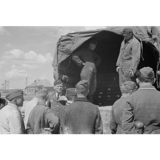 Chargement de munitions de 3,7 cm FlaK 18 dans un camion peu avant le déplacement d'une batterie.