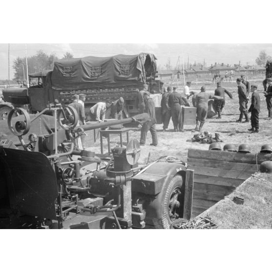 Mouvement d'une batterie de FlaK, au premier plan un canon de 3,7 cm FlaK 18.