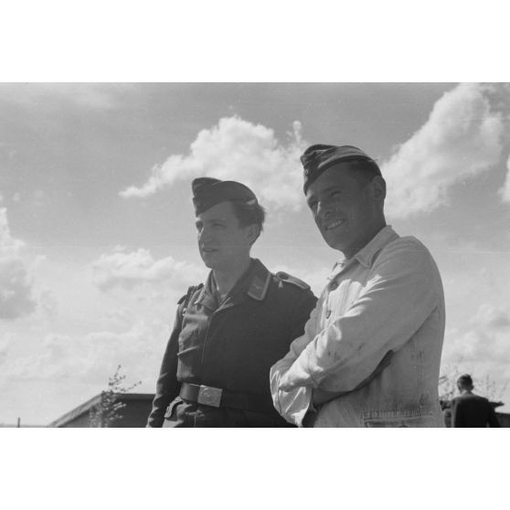 Artilleurs de la Flak lors des préparatifs de déplacement d'une batterie.