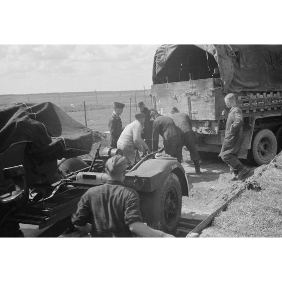 Mouvement d'une batterie de FlaK, un canon de 3,7 cm FlaK 18 est attelé à un camion Henschel 33D.