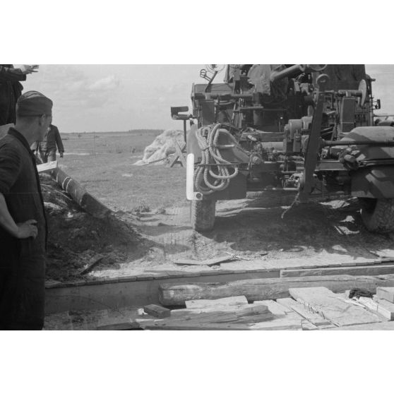 Mouvement d'une batterie de FlaK, un canon de 3,7 cm FlaK 18 est attelé à un camion Henschel 33D.