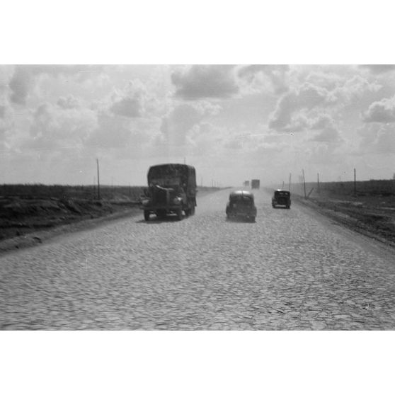 Un camion Henschel 33D sur une route pavée lors du mouvement d'une batterie de FlaK.