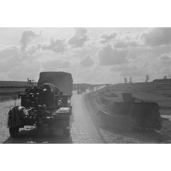 Mouvement d'une batterie de FlaK, au premier plan, un canon de 3,7 FlaK 18.