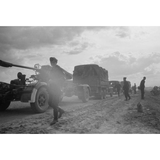 Mouvement d'une batterie de FlaK, au premier plan, un canon de 3,7 FlaK 18.