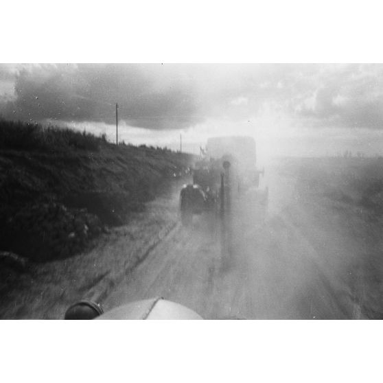 Mouvement d'une batterie de FlaK, au premier plan, un canon de 3,7 FlaK 18.