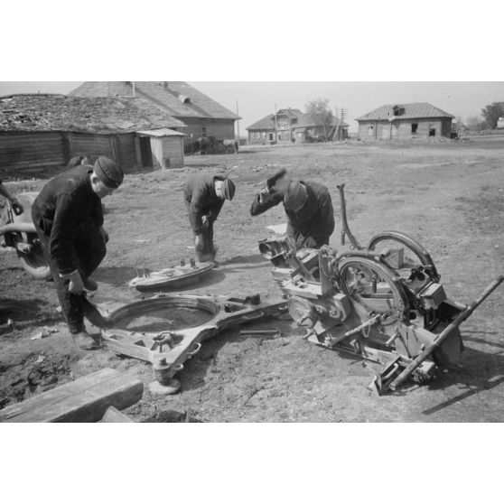 Mouvement d'une batterie de FlaK, ici un canon de 3,7 FlaK 18.