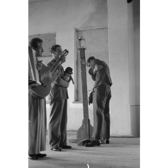 Un groupe de musique de la Luftwaffe répète.