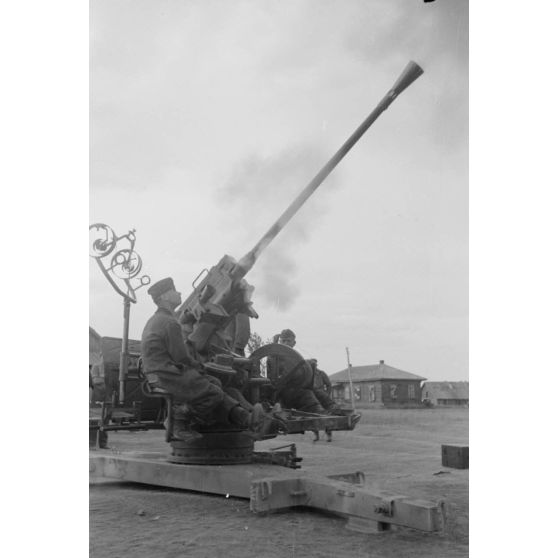 Mouvement d'une batterie de FlaK, ici un canon de 3,7 FlaK 18.