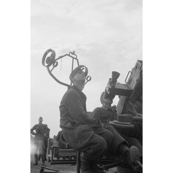 Mouvement d'une batterie de FlaK, ici un canon de 3,7 FlaK 18.