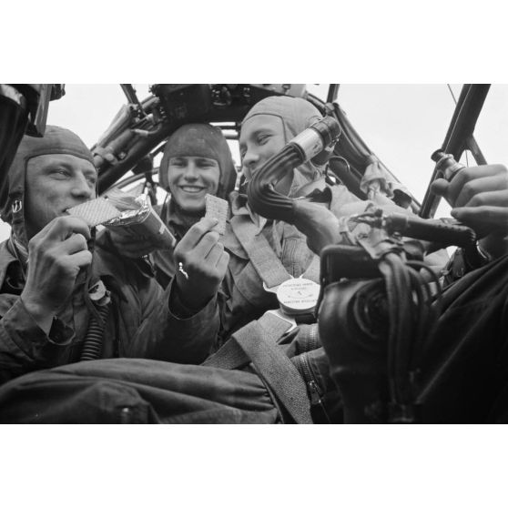 L'équipage d'un bombardier du Kampfgeschwader 3 Blitz se partage des biscuits dans le cockpit de l'appareil pendant la mission.