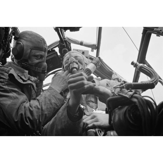 L'équipage d'un bombardier du Kampfgeschwader 3 Blitz dans le cockpit de l'appareil.