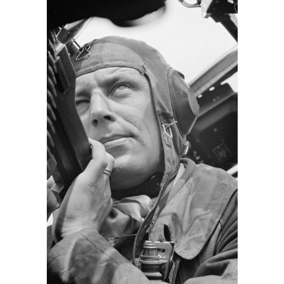 Un mitrailleur au sein d'un bombardier Junkers Ju-88 du Kampfeschwader 3 Blitz.