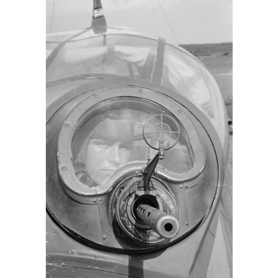 Un mitrailleur au sein d'un bombardier Junkers Ju-88 du Kampfeschwader 3 Blitz.