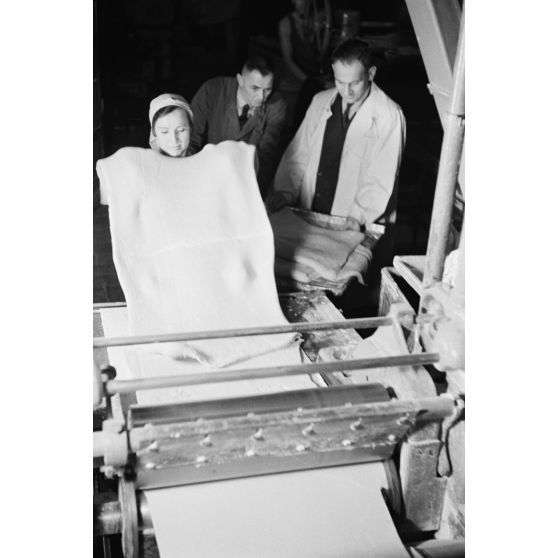 Des femmes russes travaillent dans une buiscuiterie sous le contrôle des contre-maitres allemands.