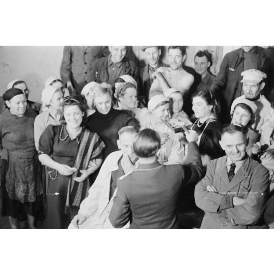 Des femmes russes travaillent dans une usine réquisitionnée par l'armée allemande.