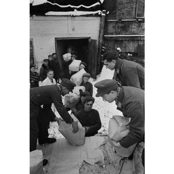 Chargement dans un camion de biscuits fabriqués dans une usine russe réquisitionnée pour les besoins de l'armée de l'air allemande.