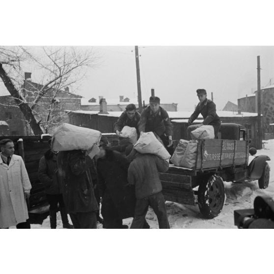 Chargement dans un camion de biscuits fabriqués dans une usine russe réquisitionnée pour les besoins de l'armée de l'air allemande.