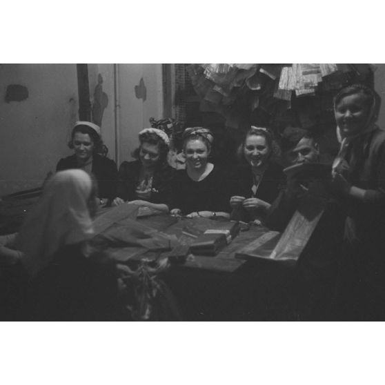 Des femmes russes travaillent dans une usine réquisitionnée pour les besoins de l'armée allemand.