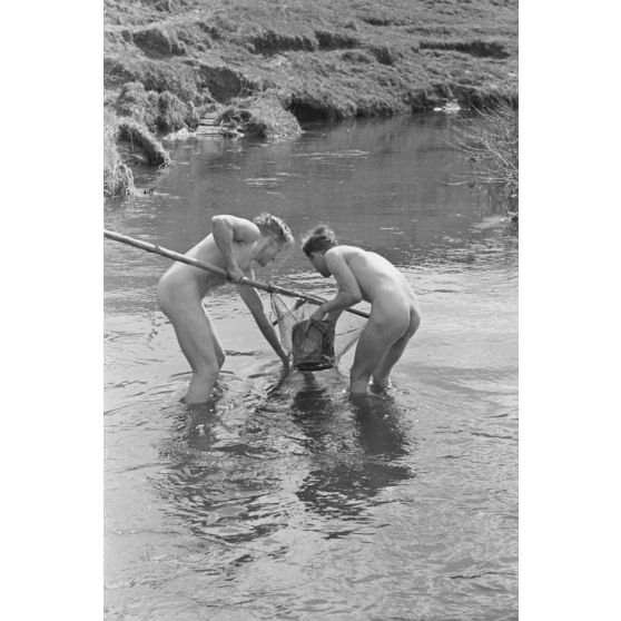 Des fantassins allemands pêchent à proximité de leurs positions défensives.