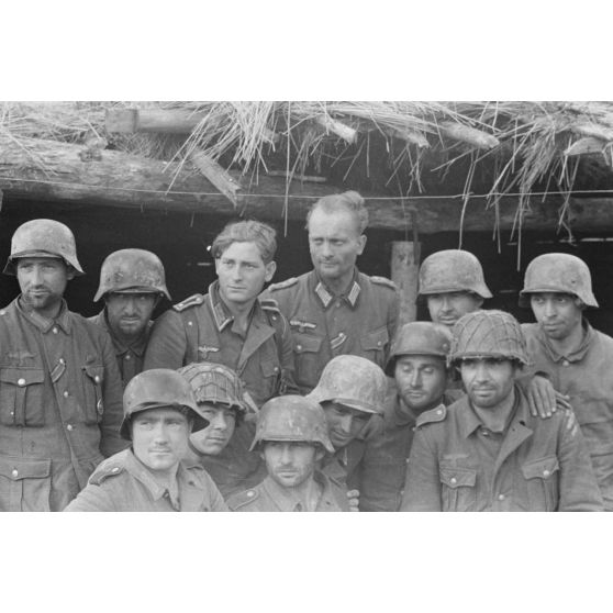 Des fantassins allemands photographiés dans une tranchée défensive.