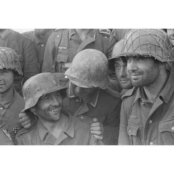 Des fantassins allemands photographiés dans une tranchée défensive.