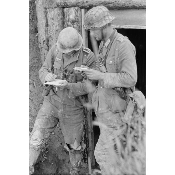 Dans une tranchée allemande, la transmission des ordres entre un officier d'infanterie et un sous-officier allemand.