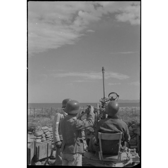En Crète, des servants allemands d'une pièce de DCA légère de 2 cm FlaK.