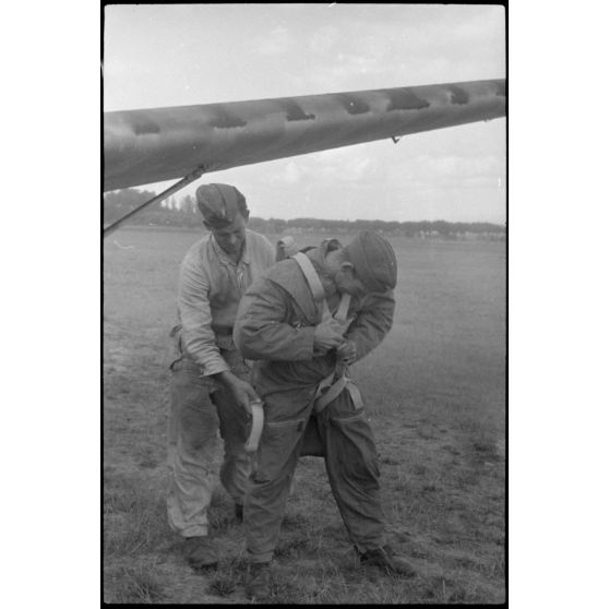 Sur le terrain d'aviation de Valence occupé par le IIIe groupe du Luftlandegeschwader 1, peu avant un vol d'entraînement de jeunes pilotes de planeurs.