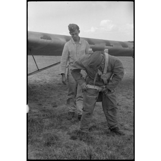 Sur le terrain d'aviation de Valence occupé par le IIIe groupe du Luftlandegeschwader 1, peu avant un vol d'entraînement de jeunes pilotes de planeurs.